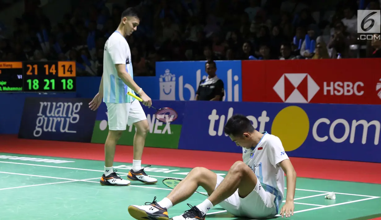 Pebulu tangkis ganda putra Indonesia, Fajar Alfian/M Rian Ardianto terduduk usai jatuh saat melawan Huang Kai Xiang/Liu Cheng (China) di Babak 32 besar Indonesia Open 2019 di Istora Senayan, Jakarta, Rabu (17/7/2019). Fajar/Rian unggul 18-21, 21-14, 21-16. (Liputan6.com/Helmi Fitrhiansyah)