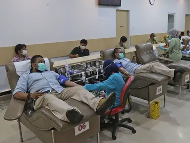 Sejumlah orang mendonorkan darah mereka di kantor PMI DKI Jakarta, Jumat (20/3/2020). Dampak meluasnya Virus Corona COVID-19, stok darah di PMI Jakarta menurun 60 - 70 persen hingga membuat pihak rumah sakit membuka donor darah atau mengirim pendonor ke PMI. (Liputan6.com/Herman Zakharia)