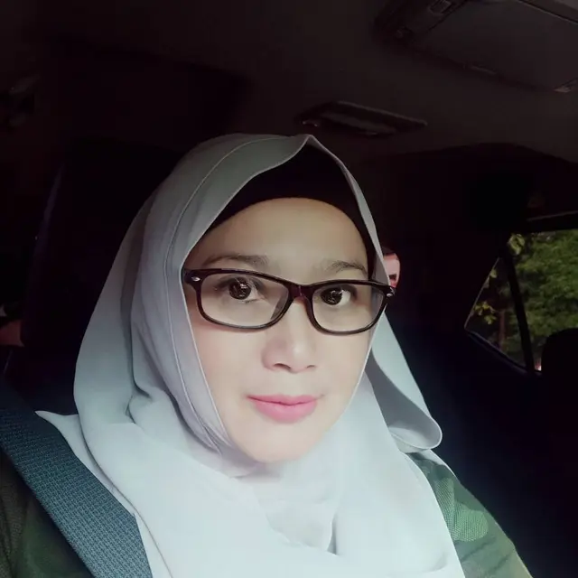 Kerap Berperan Jadi ART, Ini 6 Gaya Modis Henny Timbul ‘Anak Langit’