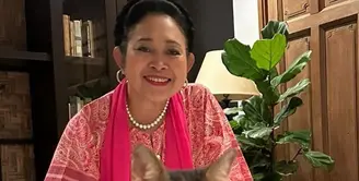 Foto terbaru, Titiek mengenakan baju pink bermotif dipadukan selendang warna serasi dan aksesori kalung mutiara saat bertemu dengan Bobby kucing kesayangan Prabowo. [@titieksoeharto]