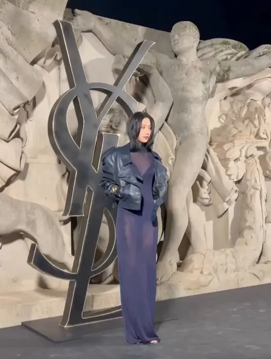 Moon Ga Young saat hadir di acara Paris Fashion Week 2023. Penampilan Moon Ga Young itu pun menjadi sorotan publik dan mendapatkan banyak pujian. "Gue speechless bgt dah liat Moon Ga Yoong she looks so stunning and gorgeous in Paris Fashion Week for YSL," cuit akun @say*** di Instagram.  (Instagram/m_kayoung)