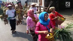 Peserta membawa sayur dan buah saat mengikuti pawai taaruf Musabaqah Tilawatil Quran (MTQ) tingkat Kota Tangerang Selatan di Alam Sutera, Serpong Utara, Senin (9/9/2019). Pawai ini dalam rangka menyukseskan MTQ yang akan berlangsung hingga 12 November. (merdeka.com/Arie Basuki)