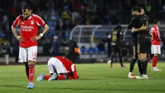 Raut kecewa tak mampu ditutupi oleh para pemain Benfica setelah hanya membawa satu poin dari kandang Casa Pia dalam laga lanjutan Liga Portugal 2025/2026, Senin (06/04/2026). (AFP/Filipe Amorim)