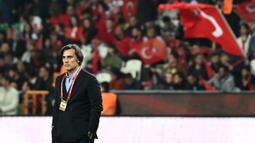 Pelatih Turki, Vincenzo Montella saat laga Grup D Kualifikasi Euro 2024 melawan Latvia di Konya Buyuksehir Belediye Stadium, Konya, Turki, Senin (16/10/2023) dini hari WIB. Kemenangan skuad asuhan Vincenzo Montella berhasil membawa mereka ke puncak klasemen Grup D dengan raihan 16 poin dengan satu laga tersisa. (AFP/Ozan Kose)