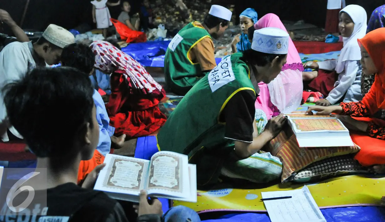 Sejumlah anak belajar mengaji di tenda kemanusiaan Dompet Dhuafa, Jakarta, Jumat (29/4/2016). Warga memilih bertahan di perahu atau tenda daripada pindah ke rusun. (Liputan6.com/Yoppy Renato)
