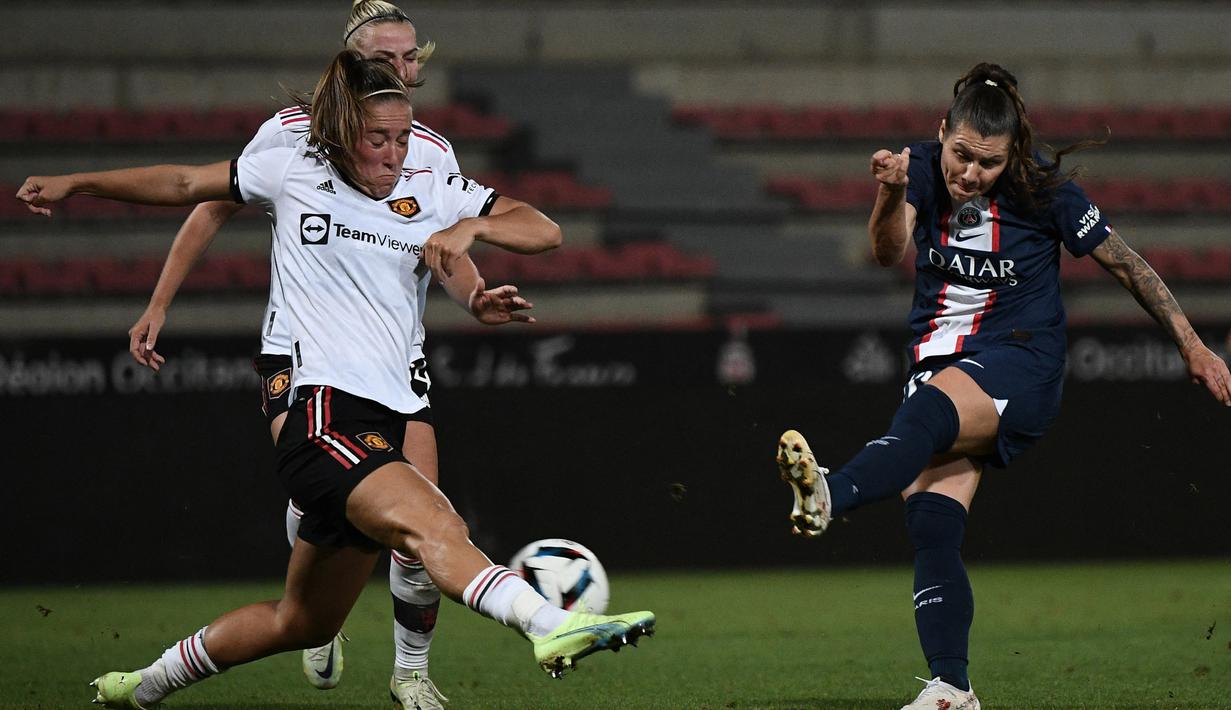 Bek Manchester United, Maya Le Tissier (kiri) berhasil mengagalkan tendangan keras dari pemain PSG, Ramona Bachmann (kanan). (AFP/Valentine Chapuis)