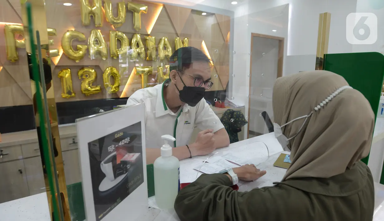 Petugas melayani konsumen di kantor pusat Pegadaian, Jakarta, Selasa (20/4/2021). PT Pegadaian (Persero) terus berupaya memberikan pelayanan kepada masyarakat Indonesia. (merdeka.com/Imam Buhori)