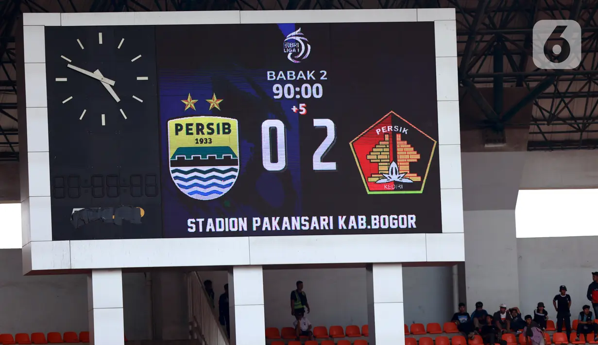 Papan skor Persib Bandung melawan Persik Kediri pada laga BRI Liga 1 2022/2023 di Stadion Pakansari, Bogor, Jawa Barat, Rabu (8/3/2023). Persik Kediri mengalahkan Persib Bandung dengan skor 2-0. (Bola.com/M. Iqbal Ichsan)