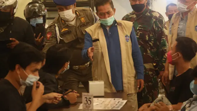 Walikota Serang, Syafrudin (Baju Biru), Siapkan Sidang Ditempat Bagi Pelanggar PPKM Darurat. (Minggu, 04/07/2021). (Liputan6.com/Yandhi Deslatama).