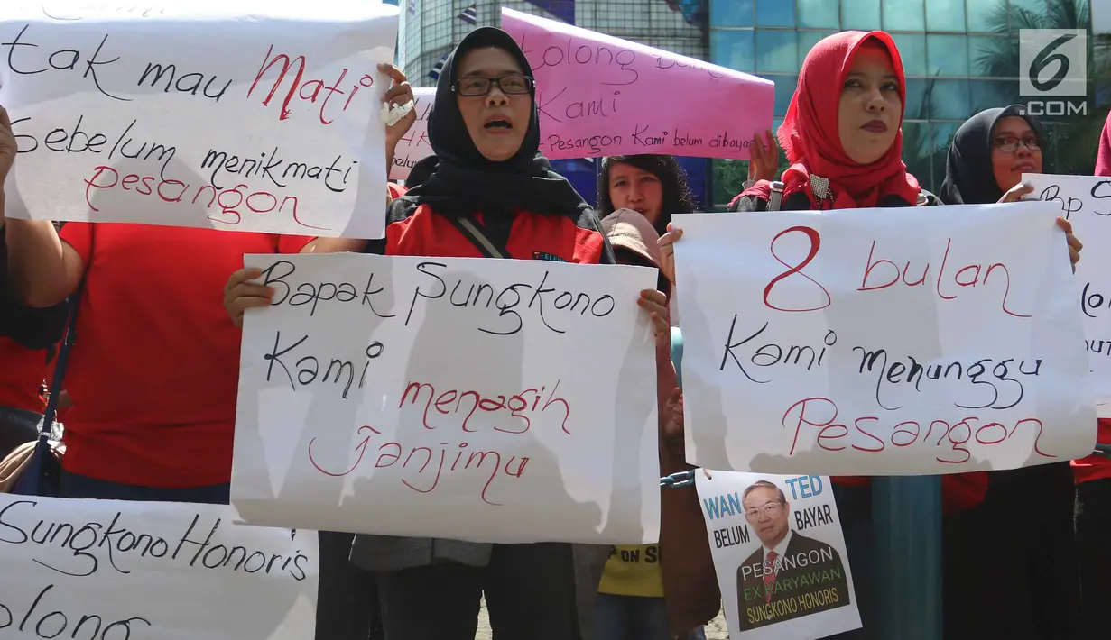 Puluhan mantan karyawan 7-Eleven berdemo menuntut pesangon saat melakukan aksi di Jakarta, Rabu (22/2). Mereka menuntut pesangon yang seharusnya dibayarkan sebelum 31 Desember 2017 lalu. (Liputan6.com/Angga Yuniar)