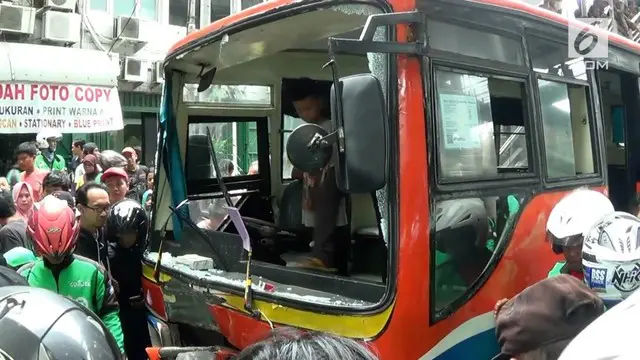 Akibat rem blong metro mini jurusan Ciledug-Blok M menghantam 1 minibus dan 2 motor. Satu orang tewas dalam kecelakaan tersebut