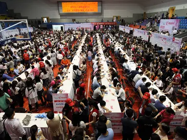Suasana acara perjodohan yang diikuti ribuan peserta di Hangzhou, China timur, Minggu (29/5/2016). Acara yang diselenggarakan di Universitas Zhejiang ini menarik minat lebih dari 20.000 orang lajang. (STR/AFP)