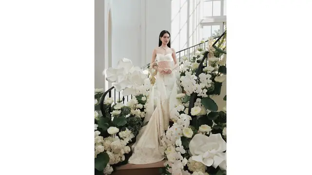 6 Potret Dekorasi Tangga Pernikahan Davika Hoorne, Elegan Bernuansa Putih Klasik
