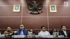 Ketua MPR Zulkifli Hasan (dua kiri) bersama Wakil Ketua MPR Oesman Sapta Odang (dua kanan), Ahmad Basarah (kanan), dan Mangindaan (kiri) saat Rapat Gabungan di Jakarta, Selasa (24/7). Sidang menyampaikan Nota Keuangan RAPBN 2019. (Liputan6.com/JohanTallo)