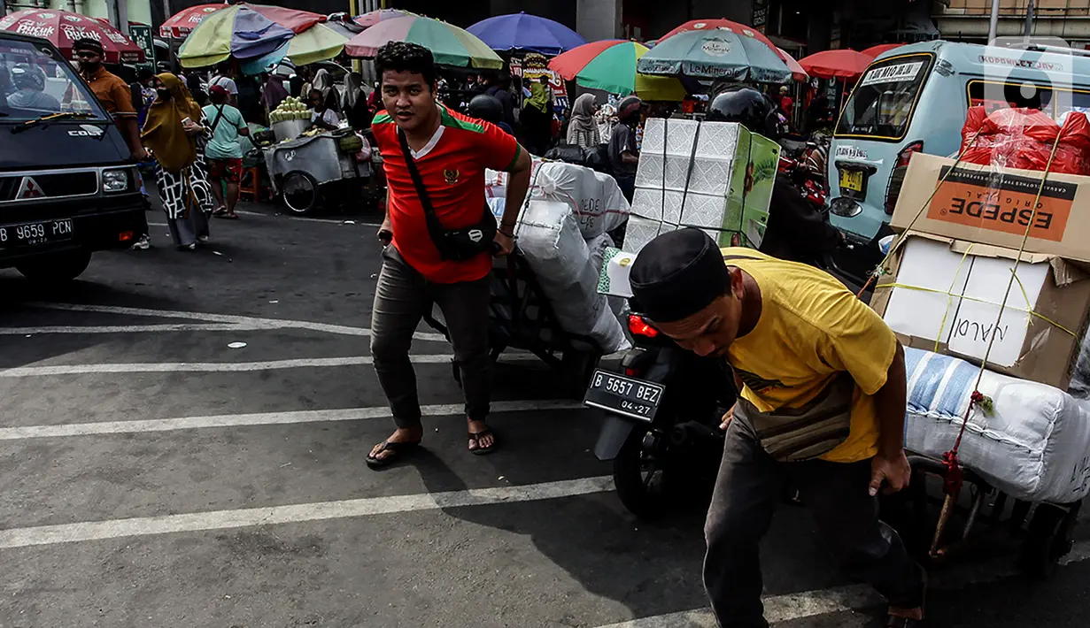 Para porter di Pasar Tanah Abang mampu mengantongi pundi-pundi rupiah hingga Rp 200.000 lebih per harinya. (Liputan6.com/Johan Tallo)
