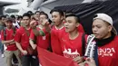 Suporter Timnas Indonesia menyanyikan lagu saat berada di Stadion Nasional, Singapura, Jumat (9/11). Indonesia akan melawan Singapura pada laga Piala AFF 2018. (Bola.com/M. Iqbal Ichsan)