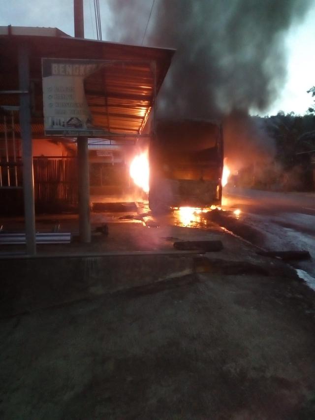 Bus Rosalia Indah jurusan Malang-Purwokerto terbakar di Krumput Kabupaten Banyumas, Jawa Tengah. (Foto: Liputan6.com/TRC BPBD Banyumas/Muhamad Ridlo)