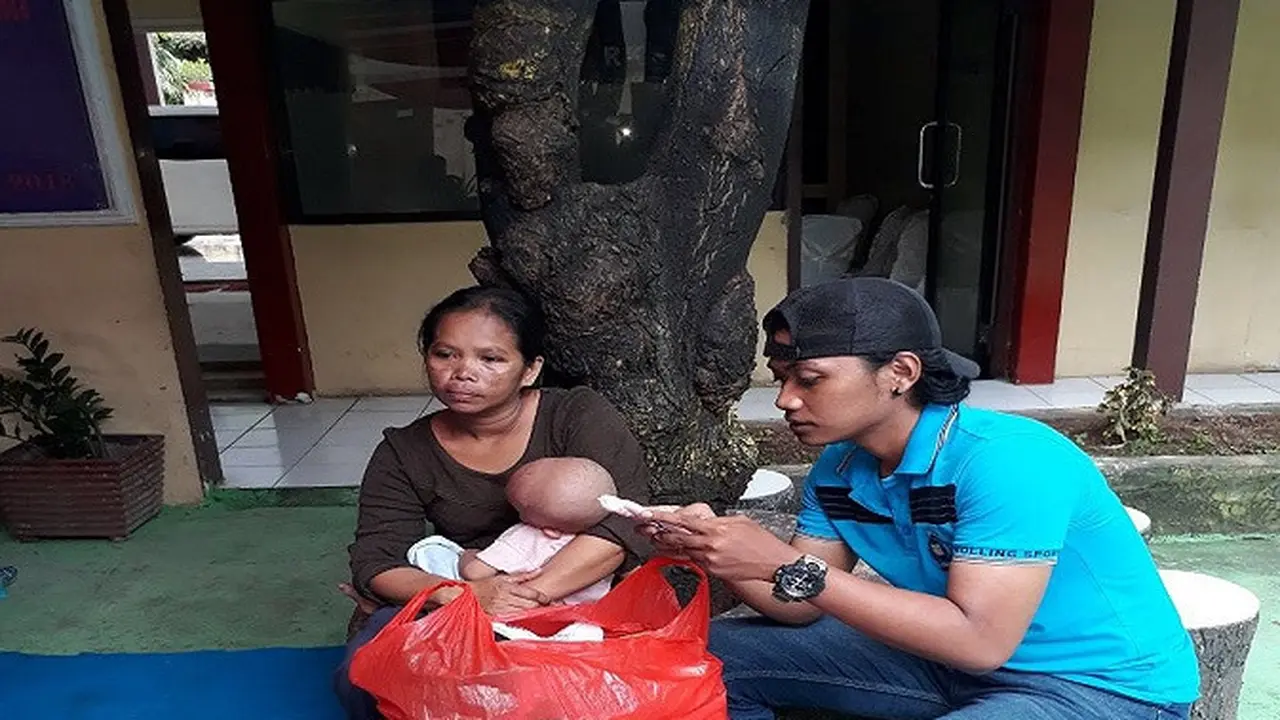 Emak-emak copet beraksi di SPN Batua Makassar (Liputan6.com/ Eka Hakim)