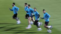Pemain Real Madrid berlari saat latihan jelang laga final Piala Dunia Antarklub 2017 di Abu Dhabi, Kamis (14/12/2017). Real Madrid akan berhadapan dengan Gremio. (AP/Hassan Ammar)