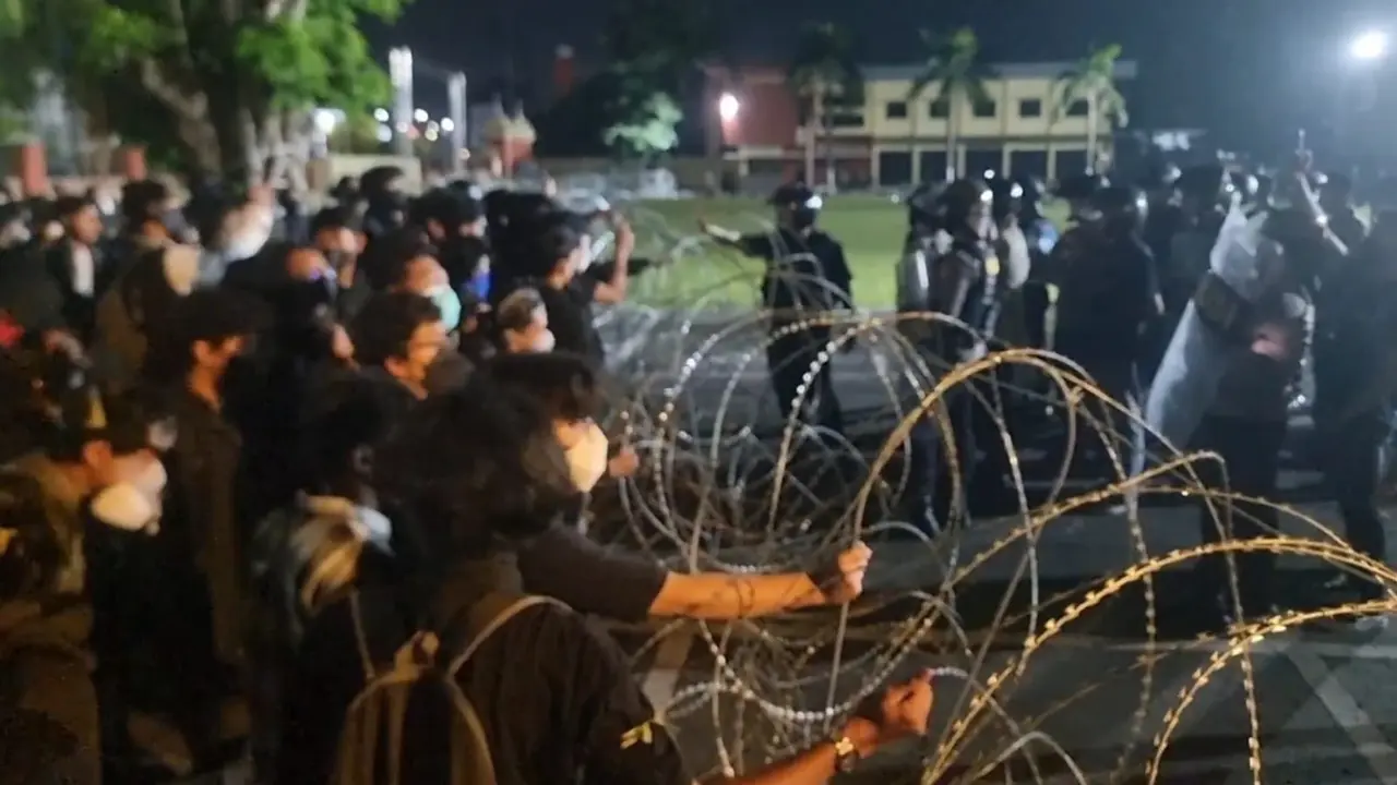 Ratusan orang menggelar aksi unjuk rasa di depan Markas Kepolisian Daerah Daerah Istimewa Yogyakarta (Mapolda DIY), Selasa (24/02/2026) malam.
