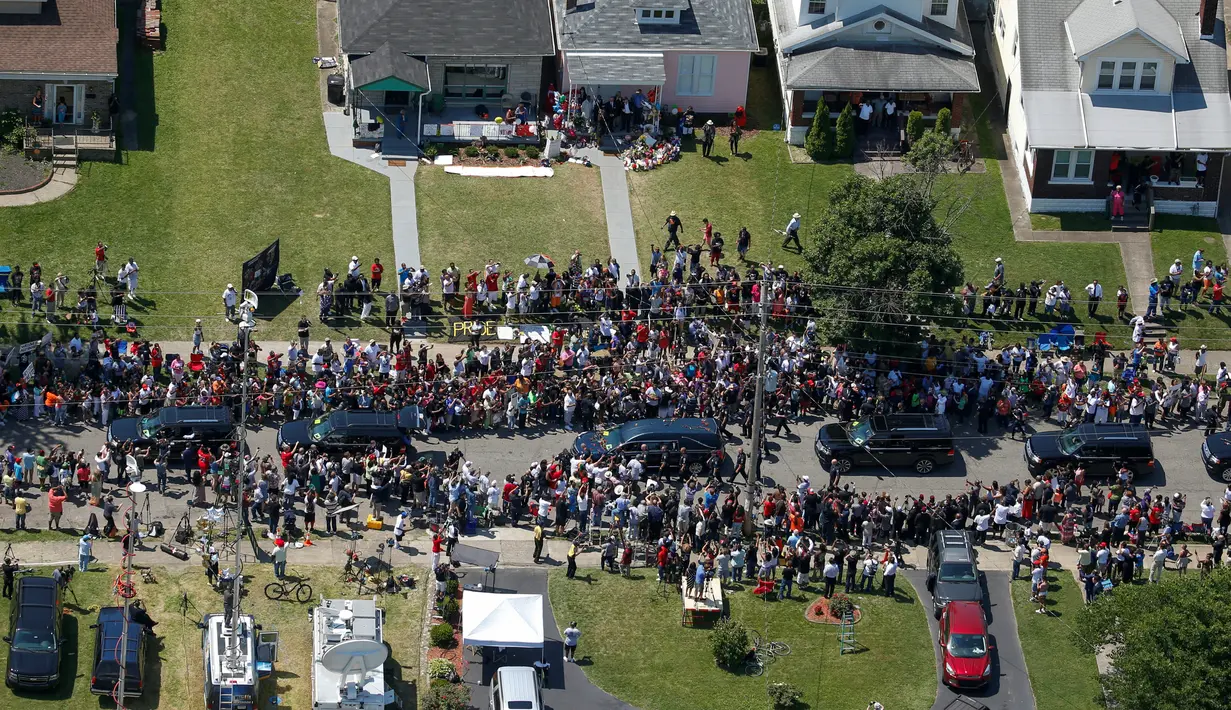 Ribuan warga mengelilingi mobil jenazah petinju legendaris dunia, Muhammad Ali untuk diantarkan ke peristirahatan terakhirnya di Louisville, Kentucky, AS, 10 Juni 2016. (REUTERS / Adrees Latif)