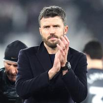 Pelatih Manchester United, Michael Carrick, memberikan uplaus setelah laga melawan West Ham United pada pekan ke-26 Premier League di London Stadium, Rabu (11/2/2026). (Adam Davy/PA via AP)