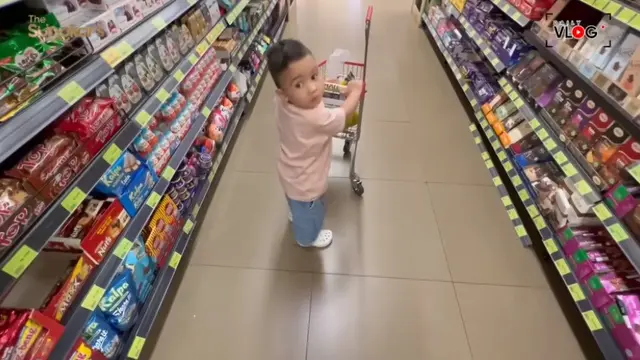 Ukkasya belanja di supermarket. (Foto: YouTube/The Sungkars)