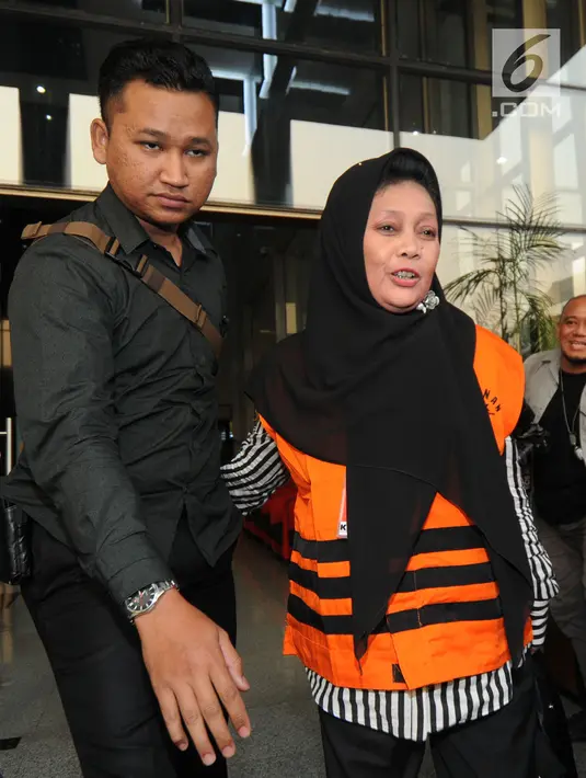 Mantan Anggota DPRD Sumatera Utara periode 2009-2014 dari Partai Golkar, Helmiati mengenakan rompi tahanan usai menjalani pemeriksaan di gedung KPK, Jakarta, Senin (9/7). Helmiati diperiksa terkait dugaan suap APBD. (Merdeka.com/Dwi Narwoko)