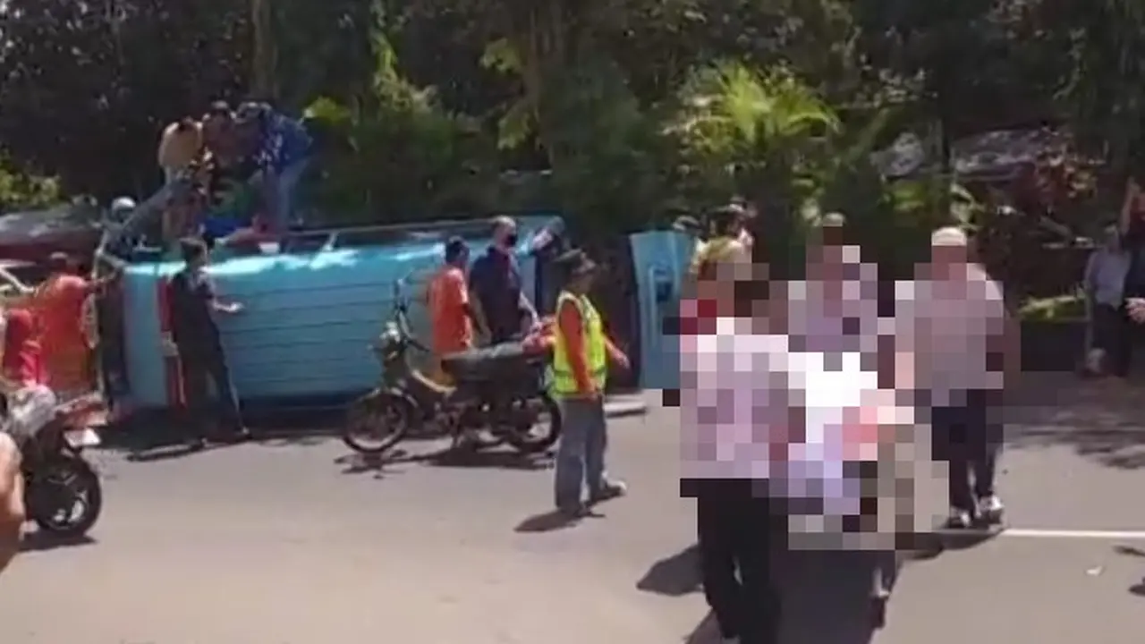 Mobil Ambulans mengangkut jenazah terguling di jalan raya di Jember (Istimewa)