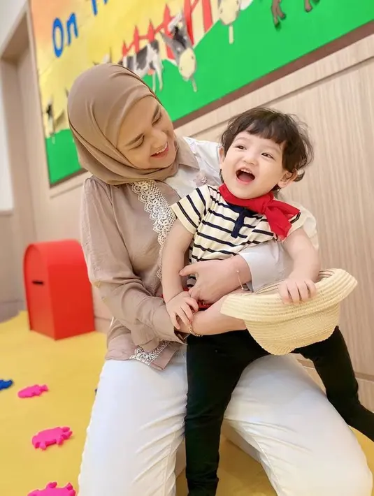 <p>Pada 2023, baby Jourell genap berusia 1 tahun. Meskipun masih kecil, Jourell terlihat makin ganteng dan menggemaskan. [Foto: instagram.com/jourellkenziedanuarta]</p>