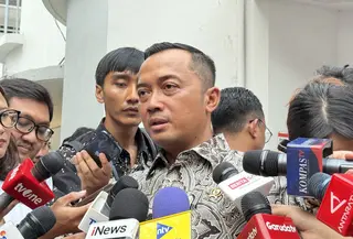 Menteri Sekretaris Negara (Mensesneg) Prasetyo Hadi di Kantor Pos Indonesia, Cikini, Jakarta Pusat, Jumat (17/10/2025). (Liputan6.com/Lizsa Egeham)