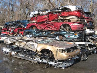 Di Amerika, mobil-mobil yang sudah masuk junkyard dan tak layak untuk diperbaiki biasanya di-press agar dimensinya lebih kecil. (Source: wikipedia.org)