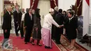 Menlu Retno Marsudi berjabat tangan dengan Duta Besar Luar Biasa dan Berkuasah penuh (LBPP) di Istana Merdeka, Jakarta, Selasa (31/5). (Liputan6.com/Faizal Fanani)
