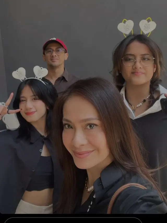 Ersa Mayori dan Otto Djauhari menemani putri mereka nonton konser ENHYPEN. (Foto: Instagram Stories Ersa Mayori)