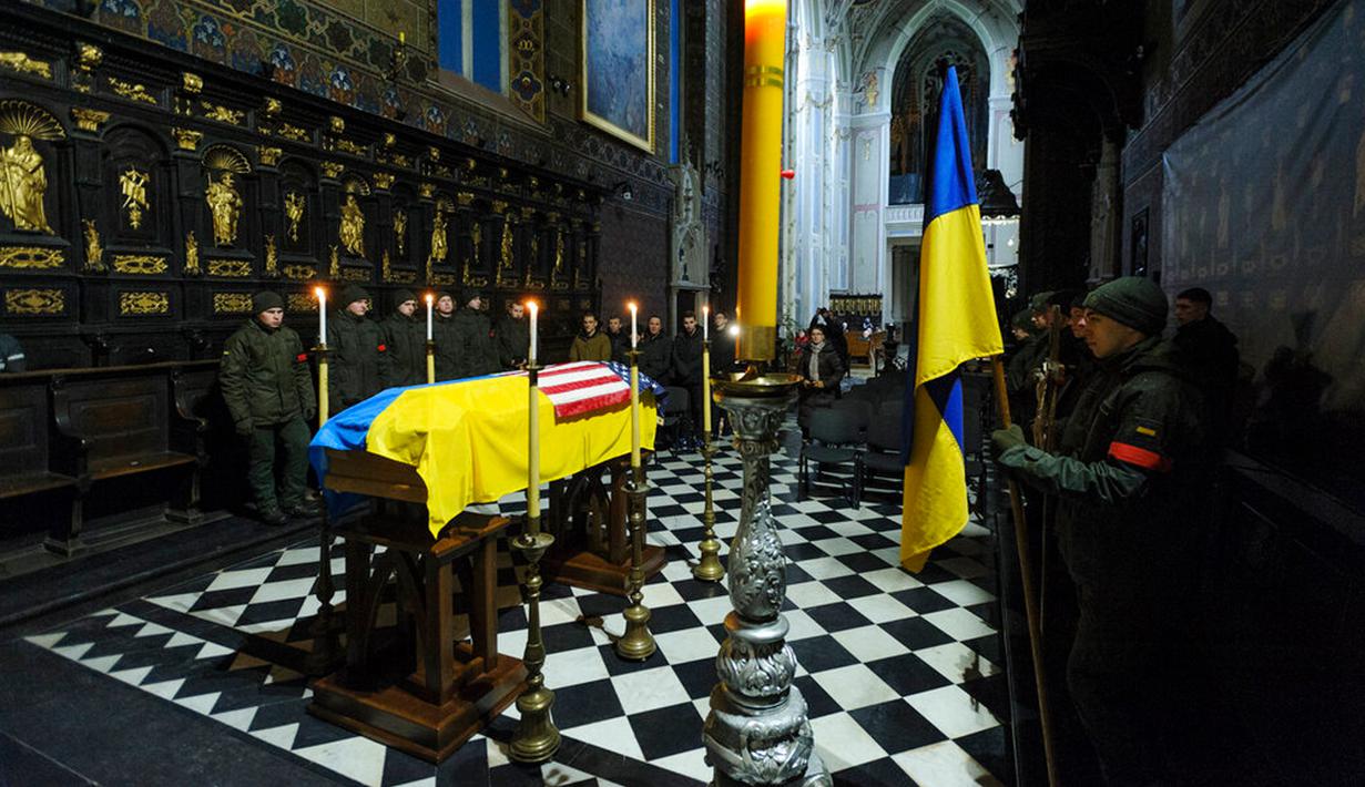 Tentara Ukraina menghadiri upacara perpisahan untuk warga negara Amerika Serikat Daniel W. Swift di Lviv, Ukraina, 31 Januari 2023. Seorang mantan Navy SEAL AS yang disersi pada 2019 tewas pekan lalu di Ukraina dalam pertempuran dengan tentara Rusia. (AP Photo/Mateusz Nowak)