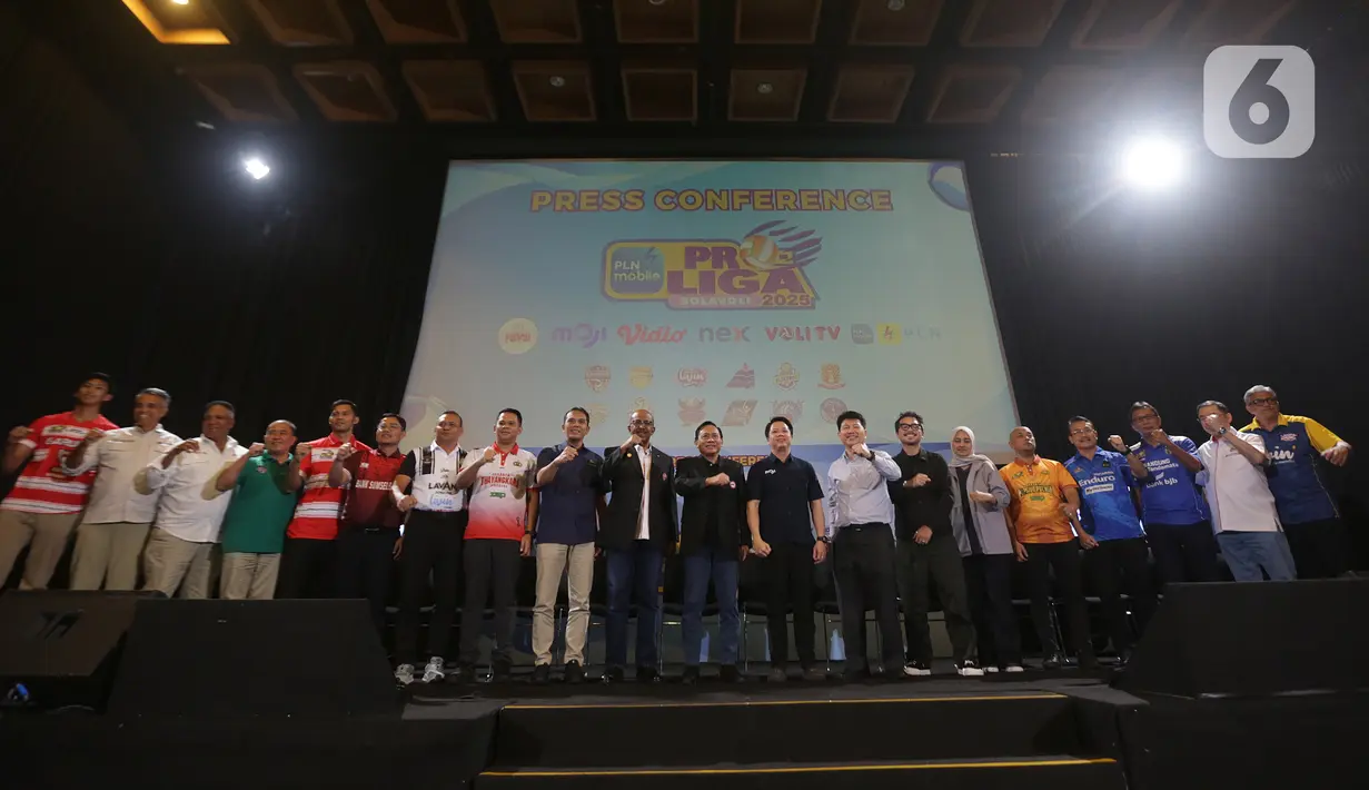 Ketua Umum Persatuan Bola Voli Seluruh Indonesia (PBVSI) Imam Sudjarwo (kesebelas kiri) bersama pihak terkait dan manajer tim usai memberikan keterangan terkait pelaksanaan PLN Mobile Proliga 2025 di Jakarta, Selasa (17/12/2024). (Liputan6.com/Helmi Fithriansyah)
