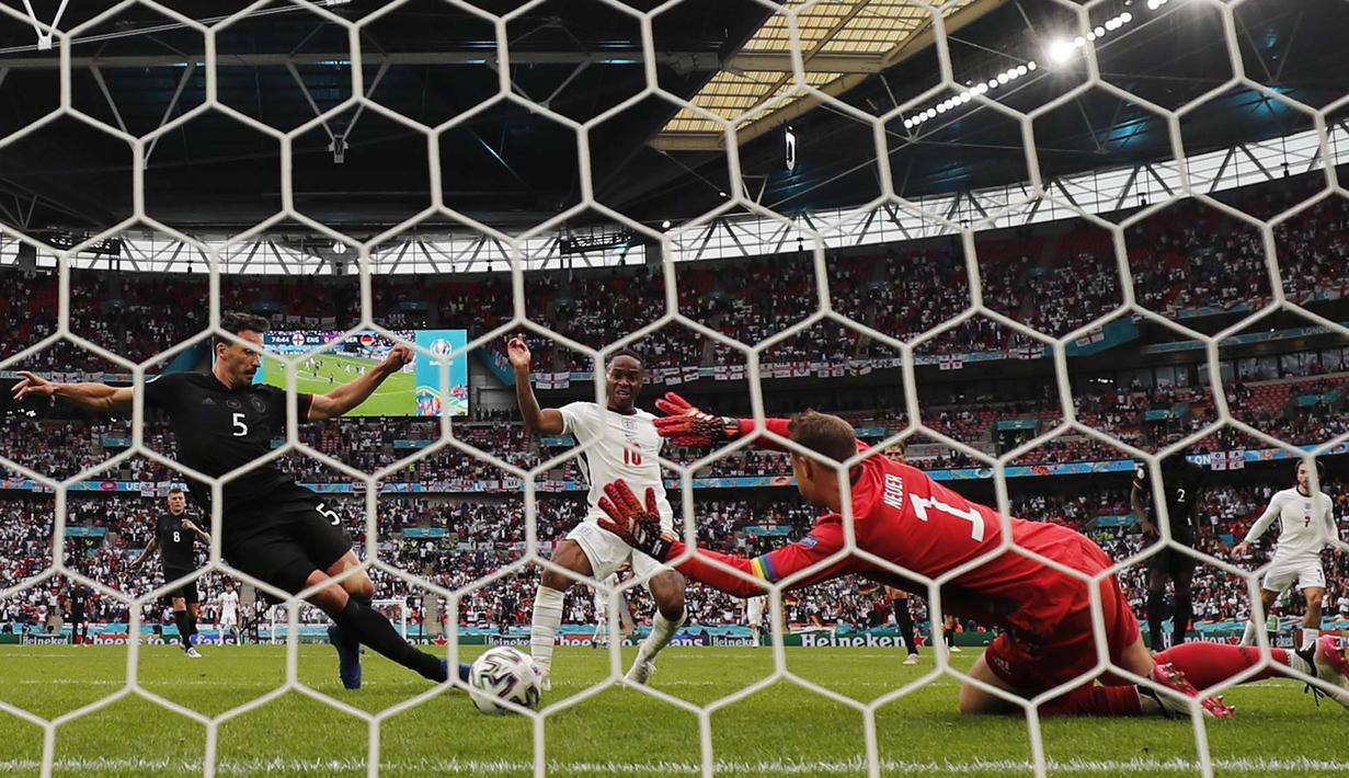 Inggris berhasil membobol gawang Jerman via gol Rahem Sterling pada menit ke-75. Dengan memanfaatkan serangan balik, Sterling langsung menyapu bola umpan Luke Shaw. (Foto: AP/Pool/Frank Augstein)