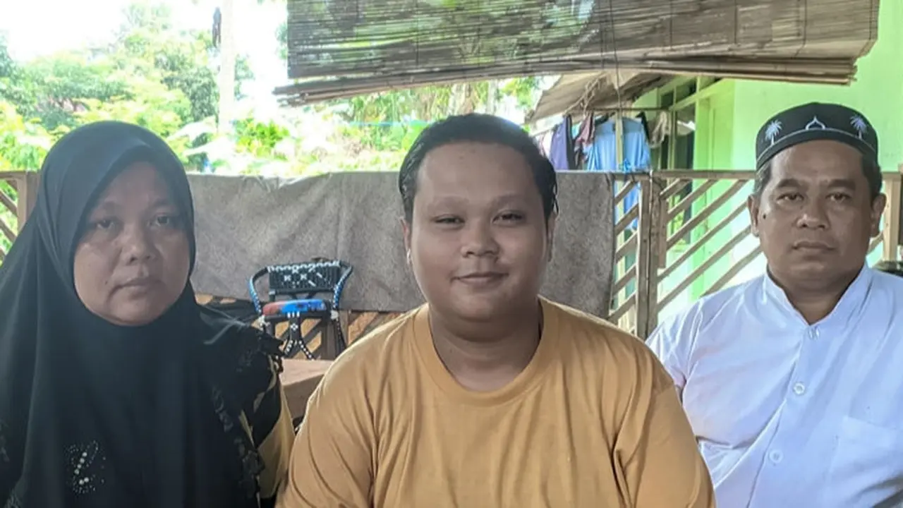 Nur Laili Eka Febrianti (23) (Tengah) mengajukan permohonan penetapan status jenis kelamin dari perempuan menjadi laki-laki di Pengadilan Negeri (PN) Banyuwangi (Istimewa)