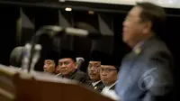 Salah satu anggota DPRD menyampaikan pendapat di sidang paripurna di Gedung DPRD DKI Jakarta, Kamis (26/2/2015). Sidang tersebut  untuk melakukan penyelidikan atas dugaan pelangggaran yang dilakukan Gubernur Basuki T Purnama. (Liputan6.com/Faizal Fanani)