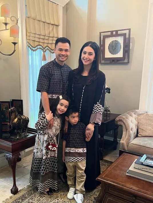 Warna hitam dengan permainan motif juga terlihat dipakai keluarga Nabila Syakieb. Yang memakai koleksi busana muslim dari Zaskia Sungkar. [Foto: Instagram @nsyakieb85]