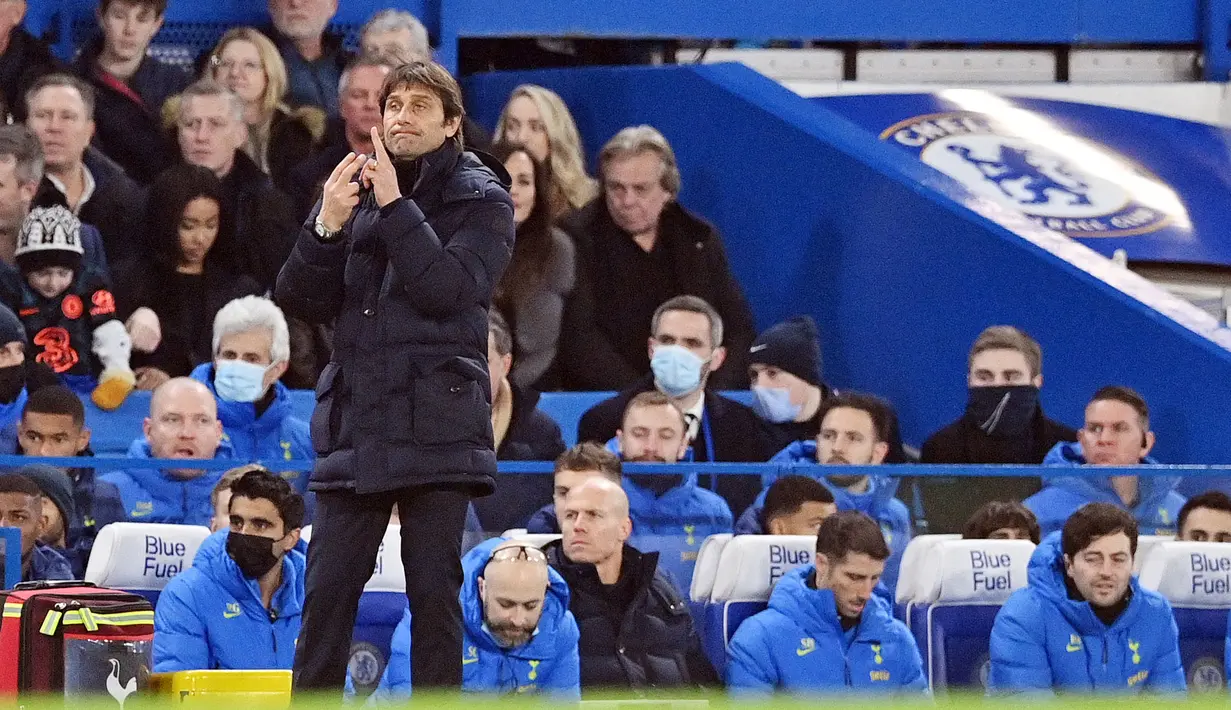 Chelsea mendominasi jalannya pertandingan dengan penguasaan bola mencapai 64 persen berbanding 36 persen milik Tottenham Hotspur. (AFP/Justin Tallis)