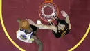 Pebasket Golden State Warriors, Jordan Bell, berusaha memasukan bola saat melawan Cleveland Cavaliers pada final NBA di Quicken Loans Arena, Ohio, Jumat (8/6/2018). Warriors juara setelah menang 4-0 atas Cavaliers. (AFP/Carlos Osorio)