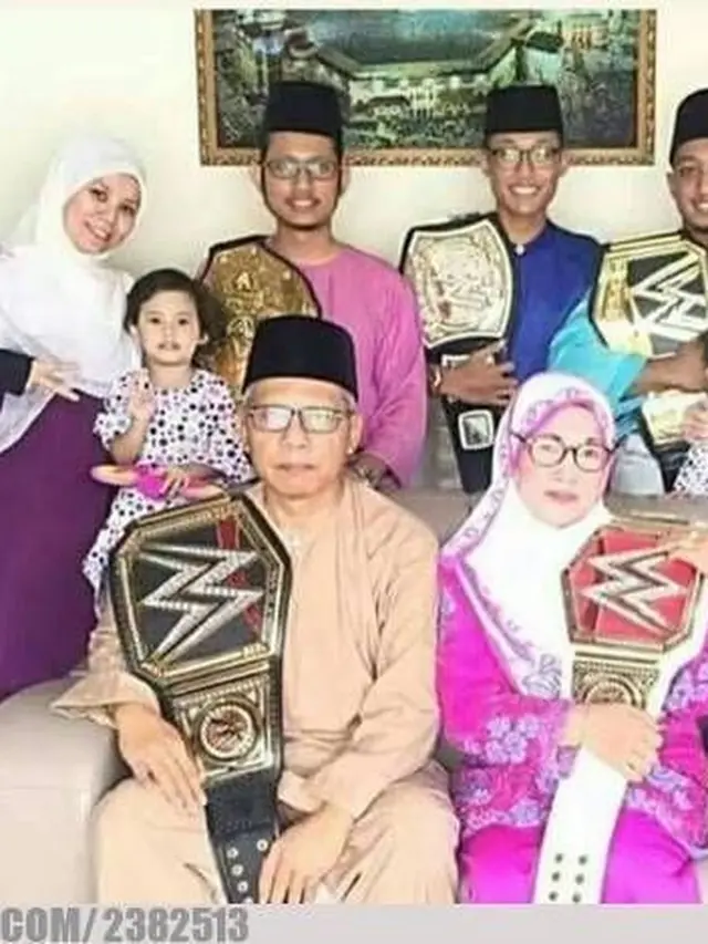 6 Momen Kumpul Keluarga Pakai Baju Kembar Ini Nyeleneh, Mau Ketawa Tapi Takut Dosa
