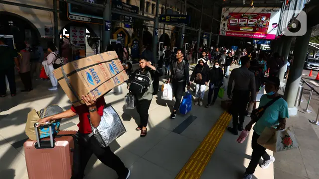 Pemudik Tiba di Jakarta Melalui Stasiun Kereta