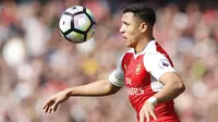 Penyerang Arsenal, Alexis Sanchez, berusaha mengontrol bola saat laga Premier League Manchester United di Stadion Emirates, London, Minggu (7/5/2017). (AFP/Adrian Dennis)