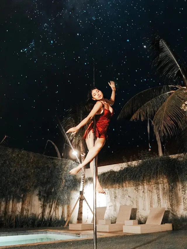 7 Potret Wendy Walters saat Latihan Pole Dance, Jadikan Hobi