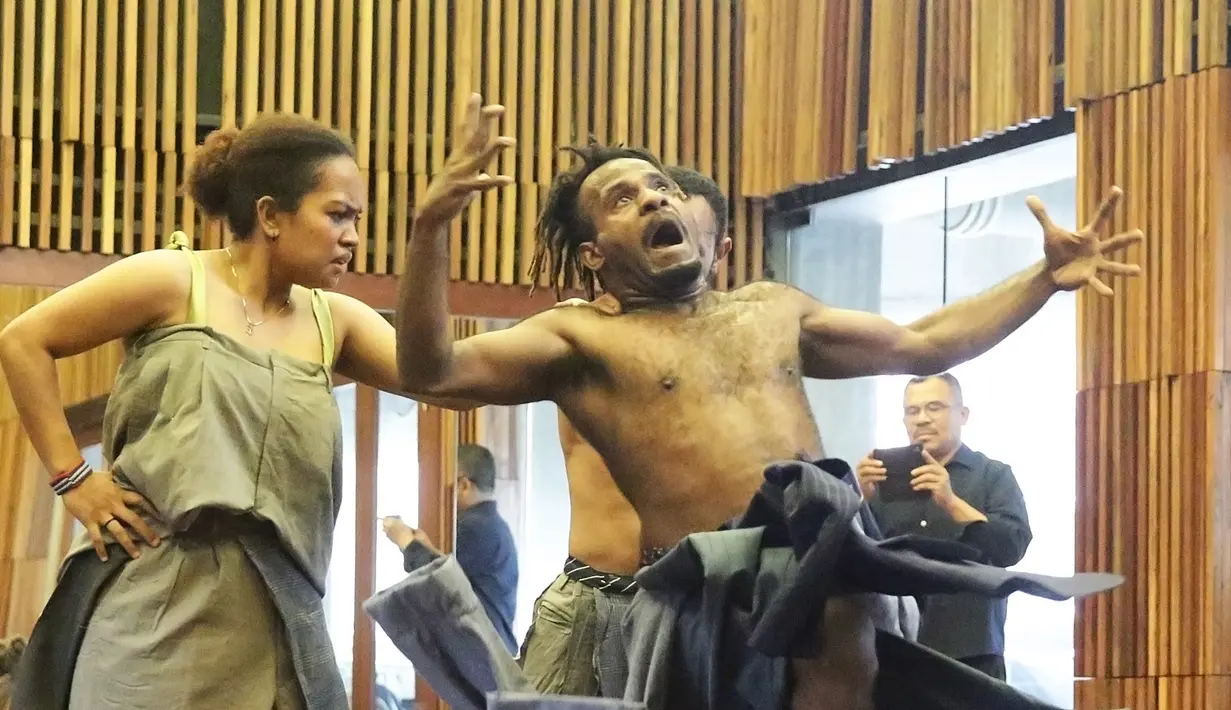 Terinspirasi dari berbagai bencana alam di dunia akhir-akhir ini, Garin Nugroho siap mementaskan seni pertujukan kontemporer tentang sebuah ratapan (lament) dalam nyanyian mencari sebuah planet utuk satu peradaban. (Bambang E.Ros/Fimela.com)