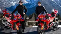 Pecco Bagnaia dan Marc Marquez usai bermain ski pada acara launching tim Ducati. (X/Ducati)