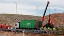 Petugas layanan darurat menggunakan crane mengangkat gajah sirkus dari jalan raya di Provinsi Albacete, Spanyol, Senin (2/4). Satu dari lima gajah tewas saat kendaraan pengangkut mereka mengalami kecelakaan. (El Digital de Albacete/María Guerrero via AP)