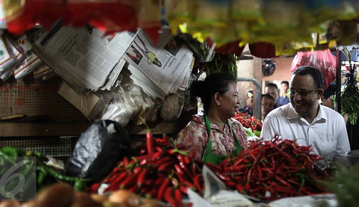 Cagub DKI Jakarta Anies Rasyid Baswedan berbincang dengan pedagang Pasar Tebet Timur, Jakarta, Jumat (28/10). Kunjungan Anis tersebut untuk melihat suasana pasar tradisional serta sebagai kampanye Pilgub DKI Jakarta 2017. (Liputan6.com/Faizal Fanani)